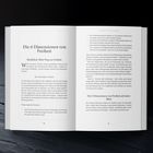 Links: „Die 6 Dimensionen von Freiheit“, „Rückblick: Mein Weg zur Freiheit“. Rechts: „Die 6 Dimensionen von Freiheit auf einen Blick“. Buch offenliegend auf dunklem Tisch.