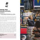 Text: Ein Kiosk mit Schallplatten, umgeben von Touristenfallen. Zwei Personen vor einem Regal voller Schallplatten und Souvenirs.