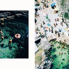 Links Menschen im klaren Wasser, einer im Schwimmring. Rechts eine felsige Küstenlandschaft mit Badenden und Sonnenanbetern.