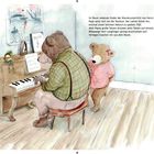 Ein Bär spielt Klavier, während ein anderer Bär zusieht. Ein Notenheft und ein Plakat mit "Claude Debussy" sind zu sehen.