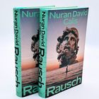 "Nuran David Calis, Rausch, S. Fischer. Zwei Bücher, ein Cover mit antikem Kopf im Meer bei Sonnenuntergang."
