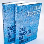 Titel: "Das Wasser im August"; Autor: Ingo Schulze; Hintergrund blauer Farbmix; zwei Bücher stehen nebeneinander.