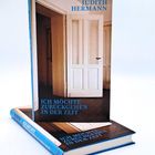 "Judith Hermann. Ich möchte zurückgehen in der Zeit." Ein Buchcover mit einer offenen weißen Tür.