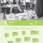 Texte: 1 IM CAFÉ, Kaffee, Croissant, Café, Orangensaft.  
Frau sitzt im Café, betrachtet ihr Smartphone lächelnd.