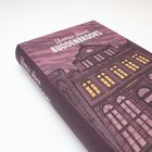 „Thomas Mann Buddenbrooks“ auf dem Buchrücken und Cover. Zeichnung eines Gebäudes mit erleuchteten Fenstern.