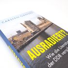 Text: „AUSRADIERT? Wie die Literatur der DDR verschwand.“ Autorenname: „Carsten Gansel“, Verlag: „Reclam“. Foto einer Baustelle.