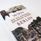 „Wien Berlin: Wo die Moderne erfunden wurde.“ Der Hintergrund zeigt historische Stadtansichten.