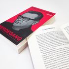 Buchcover mit Portrait, Text: "Werdegang, Die Autobiographie". Aufgeschlagenes Buch, Kapitel "01. Bestandsaufnahme".