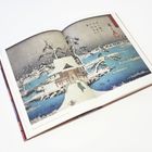 Gemälde von einem schneebedeckten Haus an einem Wasserlauf, mit einer Brücke im Hintergrund und Bäumen im Schnee.