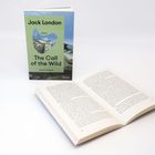 Ein Buchumschlag mit dem Text: "Jack London, The Call of the Wild, A Novel, Reclam Originals". Daneben ein offenes Buch.