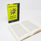 Text: Joseph Conrad, Heart of Darkness, A Novel, Reclam Originals. Zu sehen ist ein Buch mit gelbem Einband und ein geöffnetes Buch.