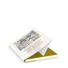 „Benedict Wells, Die Nacht der Bücher“ steht auf einem aufgeklappten Buchcover mit einer Illustration von Bücherregalen.