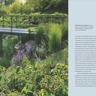 Metall formt einen Steg im Hauptgarten und überspannt den Abhang. Gräser, Stauden und Gehölze bilden das natürliche Element.