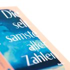 „Die seltsamste aller Zahlen“ steht in weißer Schrift auf blauem Hintergrund.