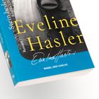 „Eveline Hasler“ in gelber Schrift, darunter „Roman“, Signatur, „NAGEL UND KIMCHE“. Buchcover vorwiegend in Blau.