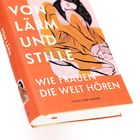„VON LÄRM UND STILLE: WIE FRAUEN DIE WELT HÖREN“, Verlag „NAGEL UND KIMCHE“. Illustration mit Frau in orangefarbenem Kleid.
