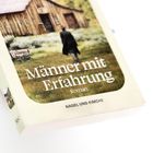 Buchtitel: "Männer mit Erfahrung", Roman von NAGEL UND KIMCHE. Cover zeigt eine Person vor einer Scheune.