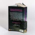 "Du kennst sie schon dein ganzes Leben. Doch würdest du auch für sie sterben?" Buchrücken mit dunklem Hintergrund.