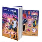 Buchcover: "Ayla Dade - Wanna Be My Lover". Mit Stickerbogen. Junge und Mädchen auf einer Promenade. Palmen im Hintergrund.