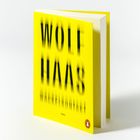 "WOLF HAAS WACKERKONTAKT" auf gelbem Buchumschlag, verschwommene Schrift, Logo eines kleinen Pinguins unten.