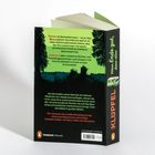 Auf der Rückseite eines Buchcovers steht ein Klappentext über Tommi und Svetlana, mit grüner Waldillustration.