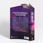 "Sie will über ihn hinwegkommen – doch er ist der Einzige, der ihr helfen kann" steht auf einem Buchcover.