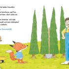 Text erklärt, dass Bauer Hans einem Fuchs auf dem Hof hilft, Gegenstände zu finden. Illustration mit Bauer, Fuchs und Bäumen.