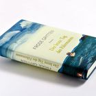 "Der letzte Tag des Fährmanns" von Frode Grytten. Cover zeigt ein gemaltes, stürmisches Meer mit einem Boot.