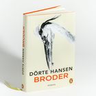 "DÖRTE HANSEN BRODER ROMAN." Ein Buch mit einem Kranich auf dem Cover und einem kleinen Pinguin-Logo unten.