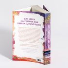 "Das Leben hält immer eine Überraschung bereit." Bunt gestalteter Buchrücken, Pinguin Verlag Logo unten.