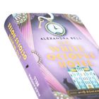 Buchumschlag in Lila mit Text „Das White Octopus Hotel“ von Alexandra Bell, zeigt Taschenuhr und Gebäude.