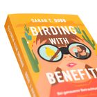 Text: "Sarah T. Dubb, Birding with Benefits". Illustration: Frau mit Fernglas, darin ein Vogel und ein Mann. Hintergrund: Wüstenlandschaft.