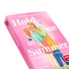Cover des Buches "Hold me in Summer" von Laurie Gilmore. Illustration eines sich umarmenden Paares.