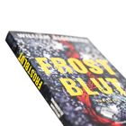 Der Text lautet "FROSTBLUT". Ein Thriller-Buchcover mit eisigem Hintergrund und rotem Muster.