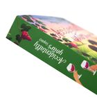 Text "Accidentally Yours (again)" in Weiß auf Grün. Illustration von Weinbergen und zwei Händen mit Weingläsern.