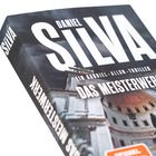 "Daniel Silva, Ein Gabriel-Allon-Thriller, Das Meisterwerk" auf Buchcover mit dunkler Architektur und Kuppel.