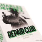 „REPAIR CLUB“, „Der vergessene Spion“, „THRILLER“. Schwarz-weiß Bild von Person mit Hut und eingeblendetem Flugzeug.