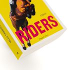 Text: "RIDERS," "ROMAN," "Jilly Cooper," "HarperCollins". Gelbes Buchcover mit Illustration eines Reiters auf einem Pferd.