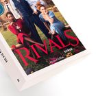 Text: "RIVALS", "ROMAN", "HarperCollins". Ein Buchcover mit elegant gekleideten Personen auf einem Rasen.