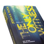Der Text „Jessica R. Patch - Thriller: The Only Witness“ erscheint in Gelb auf einem Waldhintergrund. Darunter: „Er wird dich finden.“