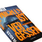 Text: "NICHTS IST VERGESSEN". Darunter ein Bild von einer Brücke, vermutlich bei Nacht. Verlag: HarperCollins.
