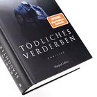 "TÖDLICHES VERDERBEN. Thriller. HarperCollins." Ein dunkelblaues Polizei-Hemd mit Abzeichen, Aufkleber "SPIEGEL Bestseller-Autorin".