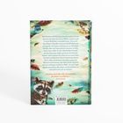 "Arena", Text über Gestaltwandlerin Sierra, Ferien mit Freunden, Natur schützen. Illustration: Waschbär, bunte Federn.