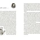 "Es geht weiter ..." steht oben. Darunter steht Text über eine Figur, die ein Zimmer betritt und ihre Erlebnisse beschreibt. Links unten ist eine kleine Illustration von einem Handtuch mit Seesternen und Muscheln.