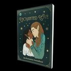 „Enchanted Love“, Ein Romantasy-Ausmalbuch. Zwei Elfen küssen sich vor einem sternenübersäten, dunkelgrünen Hintergrund.