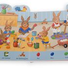 Finde im Bild: der Pinsel, der Farbtopf, das Spielzeugauto; Illustration von Hasen, die Ostereier bemalen.