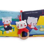 Links: "Ich kann schon alleine sitzen." Rechts: "Ich kann schon alleine helfen." Illustration: Katze mit rotem Overall und Holzring.