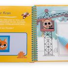 "Der Kran. Wie hoch das ist! Der Affe sitzt im Kran und baut das Dach. Der Waschbär ist der Architekt."

Illustration mit Tieren.