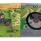 Eine Illustration zeigt einen Biber in einem grünen Traktor. Er fährt durch eine ländliche Landschaft mit Kühen und einem Bauernhof.