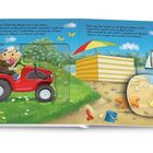 Es handelt sich um eine farbenfrohe Kinderbuchillustration. Links fahren Tiere einen roten Traktor, rechts ist ein Strand mit Schwänen und einem Segelboot.